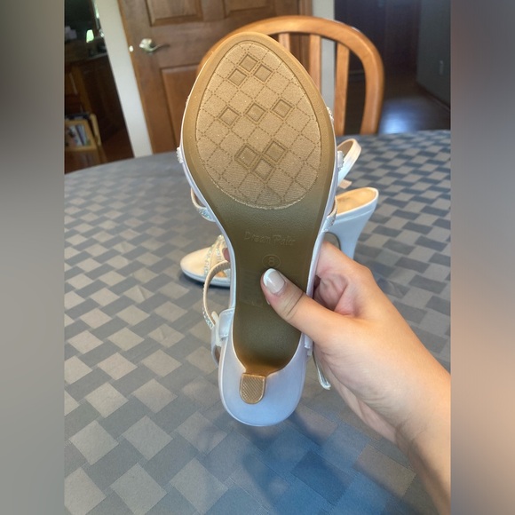 Dream Pairs 3” White Sparkle Heel - Size 8 - Picture 2 of 6